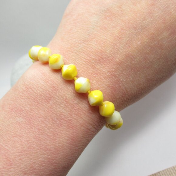 Uranium glass bead bracelet - Picture 12 of 13